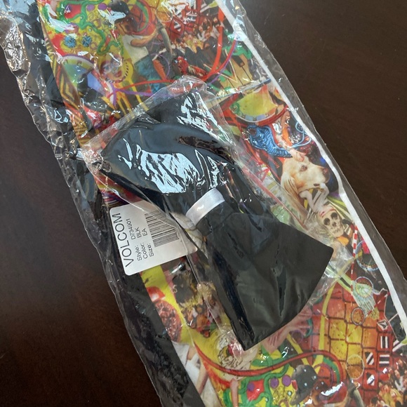 Volcom Bow tie and Cumber-bun reversible NWT Rare - Picture 6 of 9